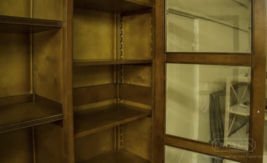 Книжный шкаф со стеклянными дверками и нишей по центру в стиле Прованс на заказ - 8