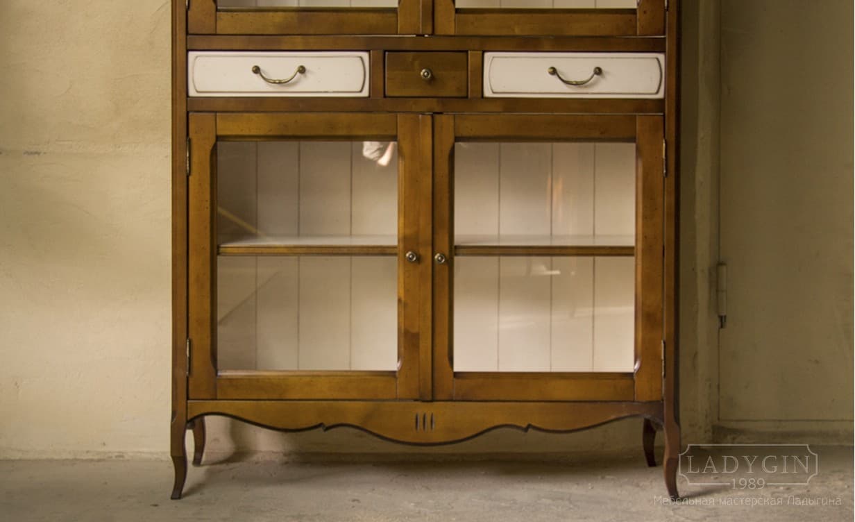 Ножки и царга закрытой библиотеки из массива дерева в стиле прованс со стеклянными дверками и 3 ящиками фото