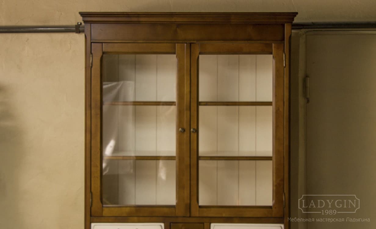 Карниз и верхние стеклянные дверки закрытой библиотеки из массива дерева в стиле прованс с 3 ящиками фото