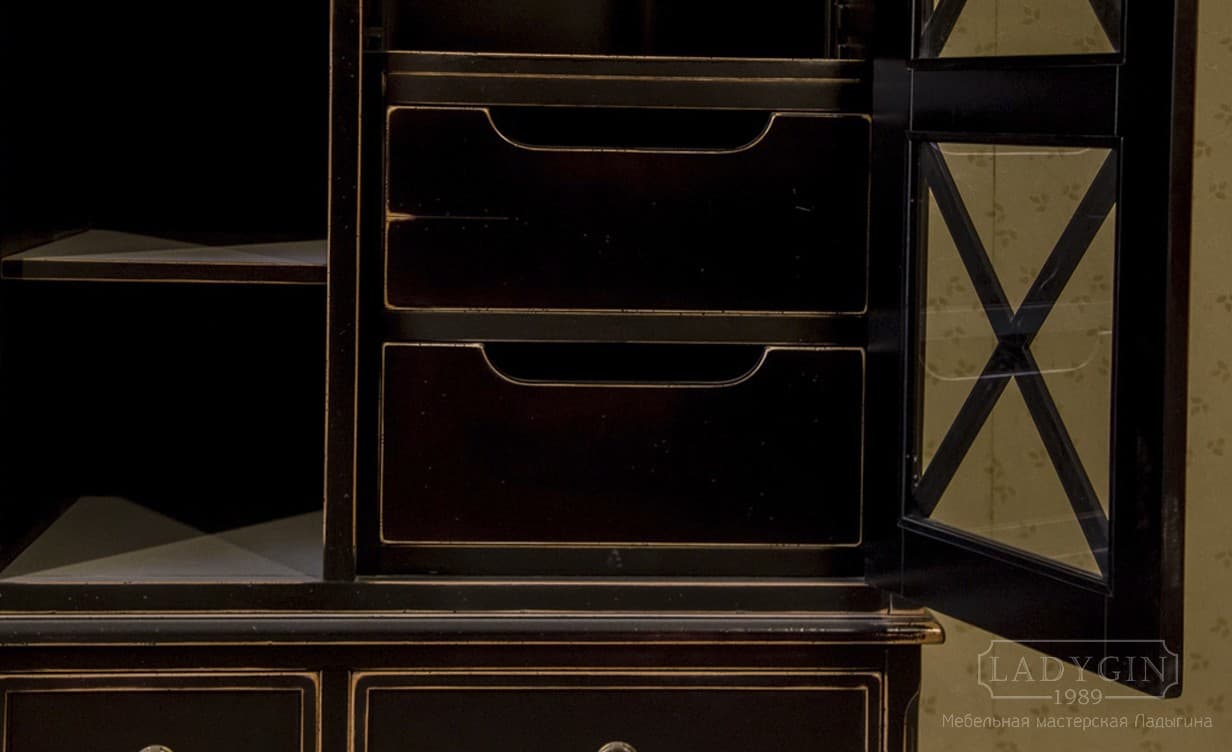 Выдвижные ящики чёрного универсального трехсекционного шкафа из дерева в стиле прованс с 2 створками и 3 ящиками фото
