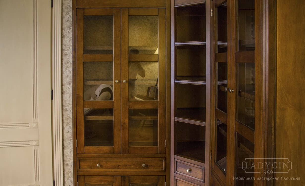 Стеклянные дверки углового книжного шкафа из дерева в классическом французском стиле фото