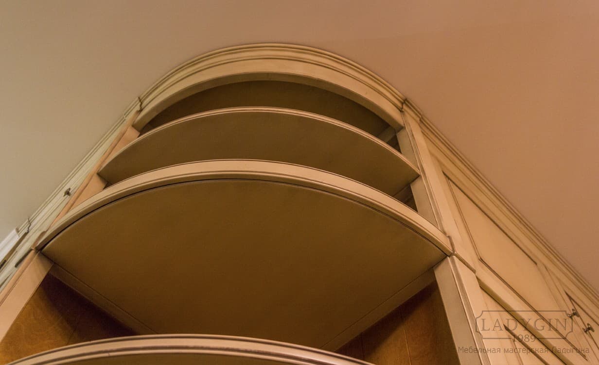Исполнение полок белого деревянного шкафа с внешним радиусным углом в классическом французском стиле фото