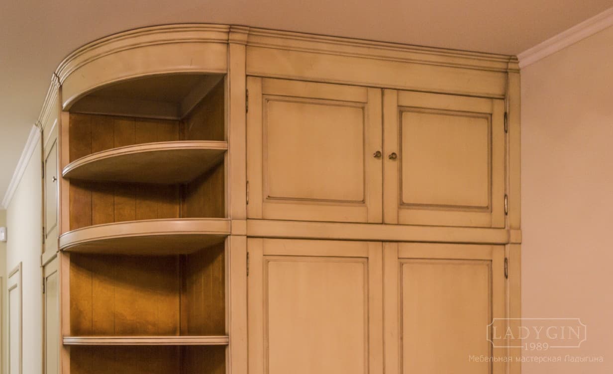 Верхняя тумба белого деревянного шкафа с внешним радиусным углом в классическом французском стиле фото