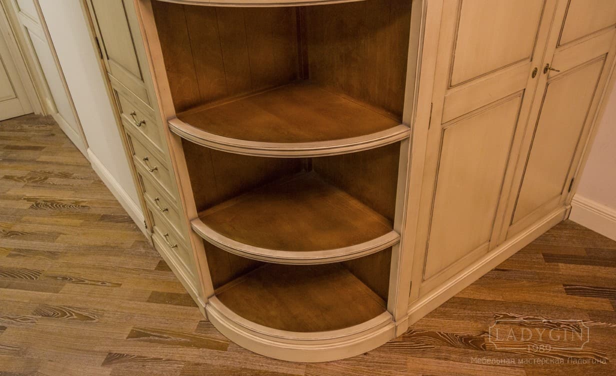Открытые полки белого деревянного шкафа с внешним радиусным углом в классическом французском стиле фото