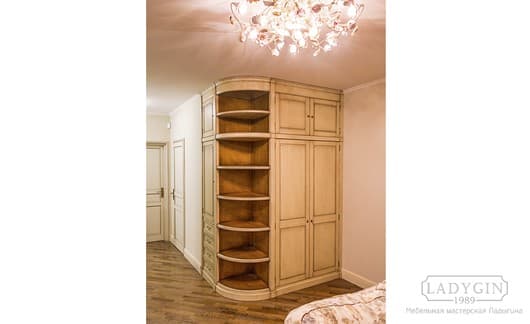 Встроенный шкаф с внешним радиусным углом для гостиной в стиле Прованс на заказ - 3