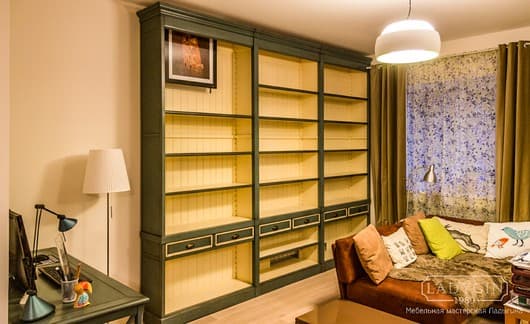 Открытая модульная библиотека из массива дерева с ящиками в классическом французском стиле фото