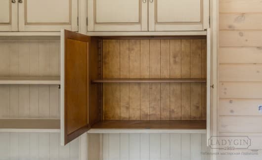 Наполнение закрытых секций универсального шкафа из дерева в классическом стиле фото