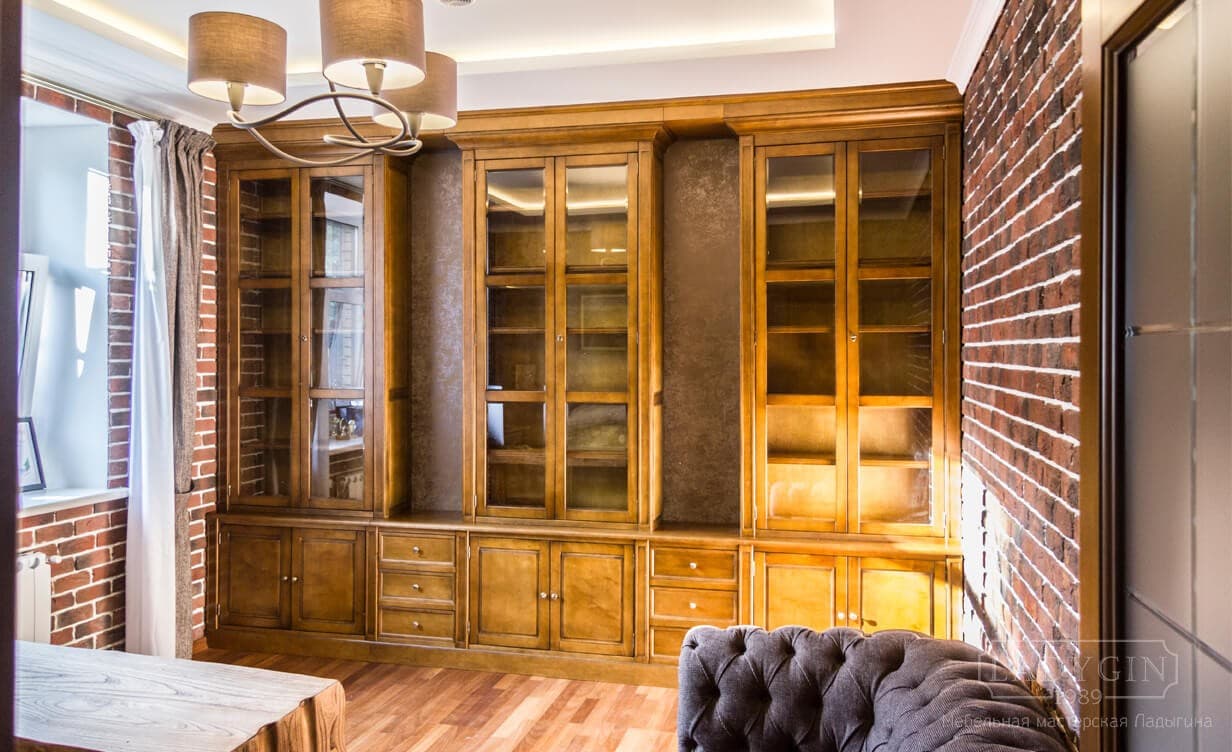 Деревянный встроенный шкаф в классическом французском стиле с открытыми элементами стен фото