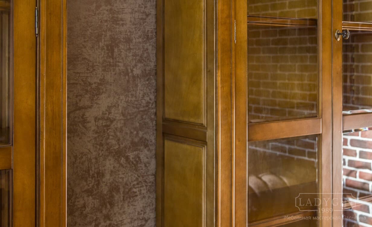 Отделка деревянного встроенного шкафа в классическом французском стиле с открытыми элементами стен фото