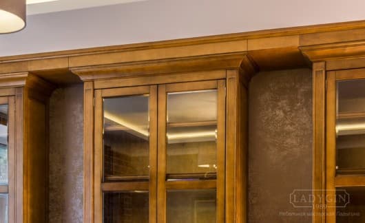 Карниз деревянного встроенного шкафа в классическом французском стиле с открытыми элементами стен фото