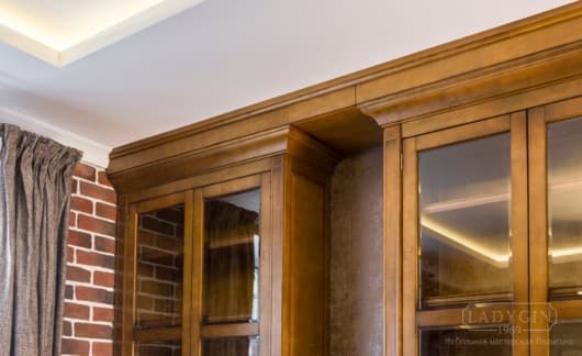Карниз встроенного шкафа из массива дерева в классическом французском стиле с открытыми элементами стен фото