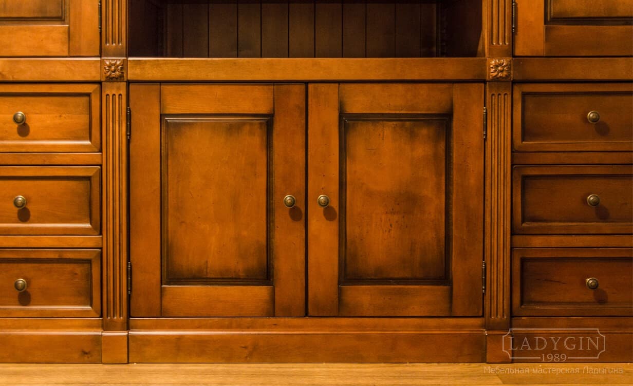 Закрытая секция универсального шкафа из дерева в классическом французском стиле с нишей и ящиками фото