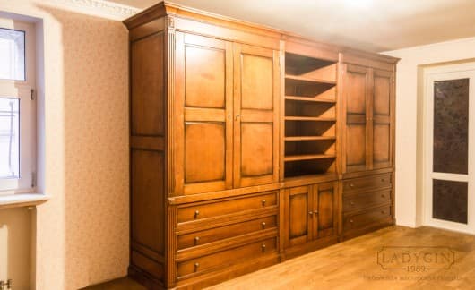 Деревянный универсальный шкаф с нишами в классическом стиле на заказ - 4