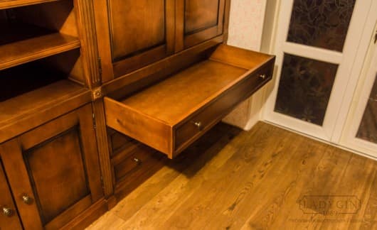 Деревянный универсальный шкаф с нишами в классическом стиле на заказ - 6