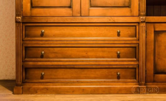 Деревянный универсальный шкаф с нишами в классическом стиле на заказ - 9