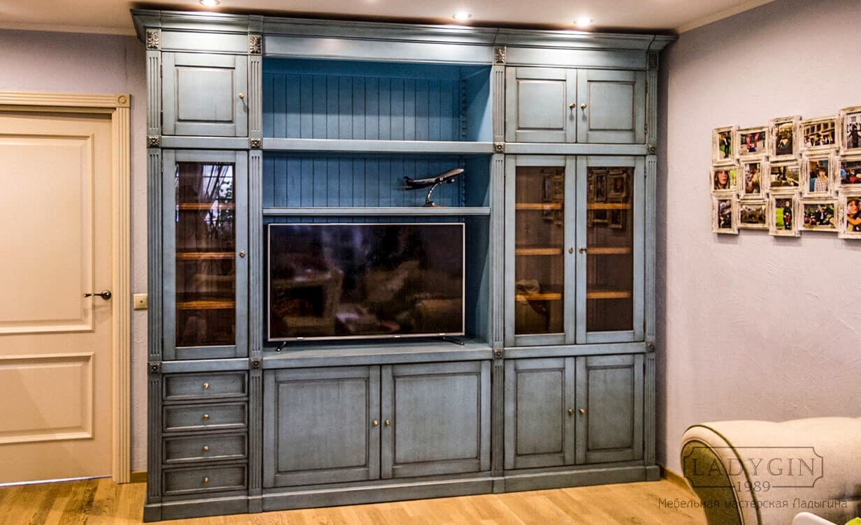 Синий деревянный книжный шкаф в классическом стиле с нишей под телевизор фото