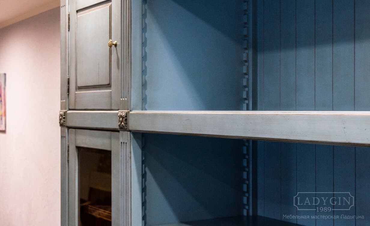 Переставные полки синего деревянного книжного шкаф в классическом стиле с нишей под телевизор фото