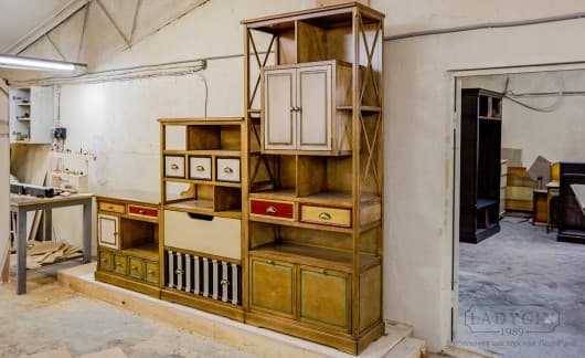 Деревянный шкаф-горка в детскую комнату в классическом стиле на заказ - 4