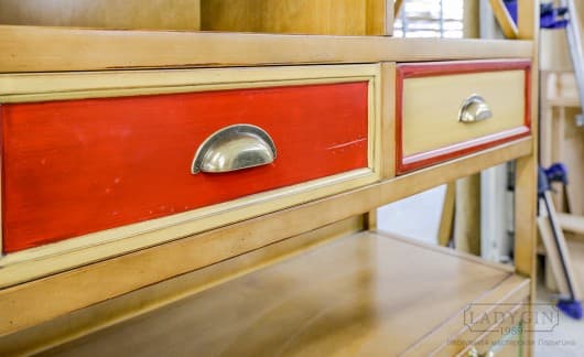 Красные ящики шкафа-горки из массива дерева в классическом французском стиле для детской комнаты фото