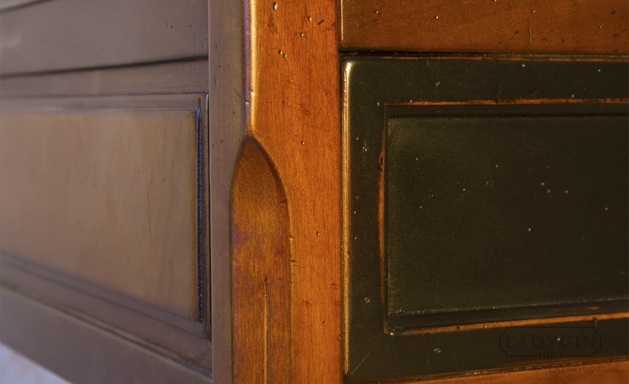 Антикварная отделка чёрной низкой витрины из массива дерева во французском стиле на ножках фото