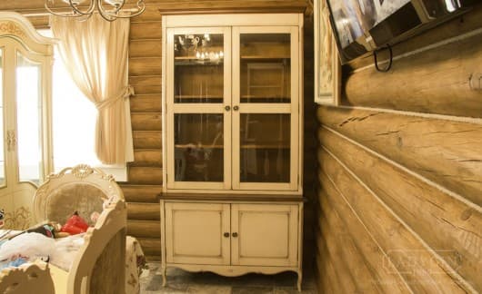 Закрытая деревянная витрина со стеклянными дверцами на тумбе в стиле Прованс на заказ - 4