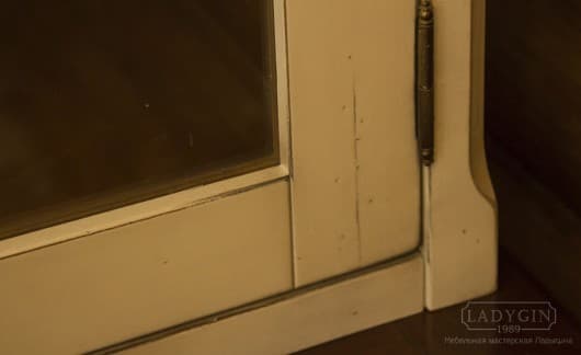 Закрытая деревянная витрина со стеклянными дверцами на тумбе в стиле Прованс на заказ - 9