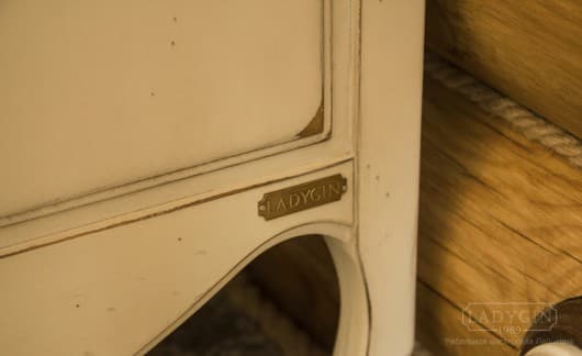 Резные ножки белой открытой деревянной витрины в стиле прованс фото