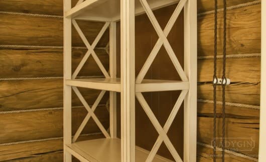 Перекрестия белой открытой деревянной витрины в стиле прованс фото