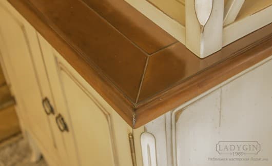 Классическая столешница на выпуск белой открытой деревянной витрины в стиле прованс фото