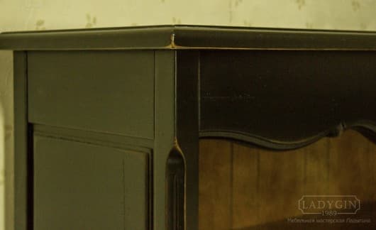 Классическая отделка чёрной широкой открытой витрине из массива дерева с переставными полками в стиле прованс фото