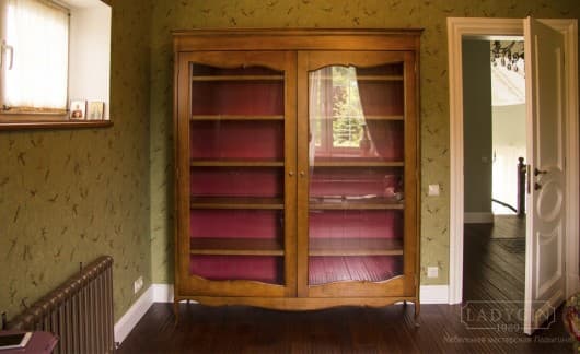 Закрытая витрина из массива дерева со стеклянными дверцами в стиле прованс на заказ - 9