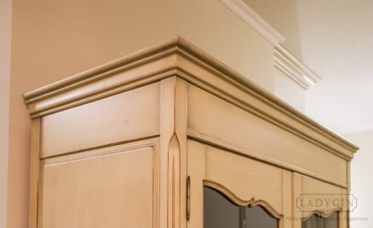 Карниз белой деревянной витрины на цоколе в классическом французском стиле фото