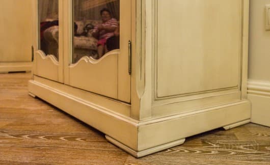 Цоколь белой деревянной витрины в классическом французском стиле фото