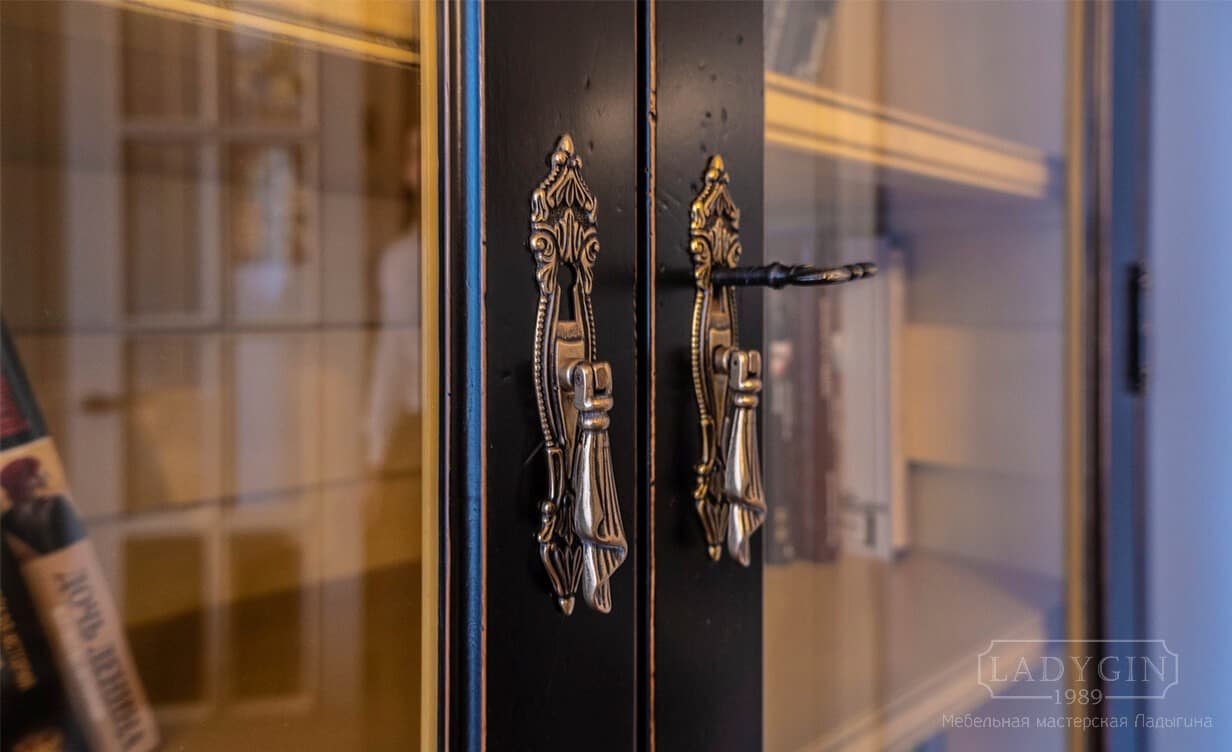 Ручки с замком и ключом чёрной стеклянной витрины в классическом французском стиле фото