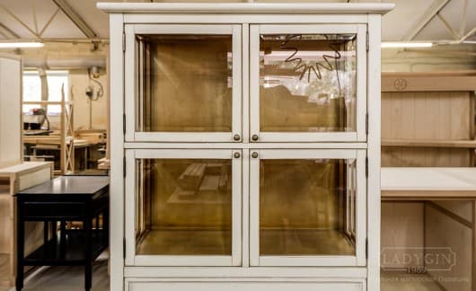 Деревянная витрина со стеклянными дверками и ящиками в классическом стиле на заказ - 5
