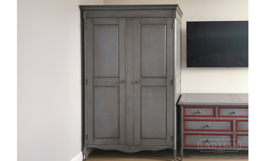 Серый классический платной двустворчатый шкаф из массива дерева в стиле прованс фото