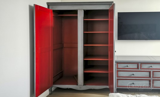 Красная внутренняя покраска серого классического платного двустворчатого шкафа из массива дерева в стиле прованс фото