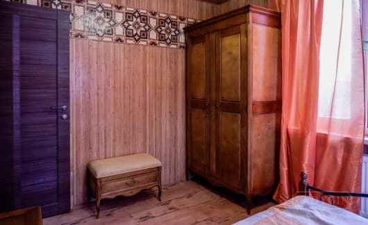 Классический платной двустворчатый шкаф из массива дерева в стиле прованс в интерьере комнаты фото