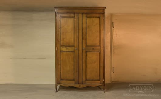 Классический двустворчатый платной шкаф из дерева в стиле прованс фото