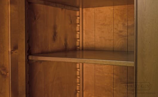 Переставные полки классического платного двустворчатого шкафа из массива дерева в стиле прованс фото