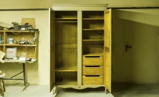 Деревянный платяной двустворчатый шкаф с внутренними ящиками в стиле прованс на заказ - 4