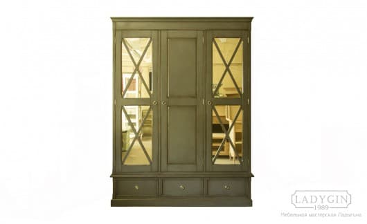 Платяной трехсекционный шкаф в стиле прованс с ящиками и зеркальными дверками фото