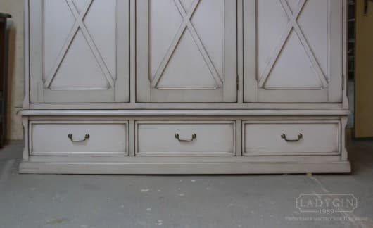 Выдвижные ящики и цоколь белого платяного трехсекционного шкафа в стиле прованс фото