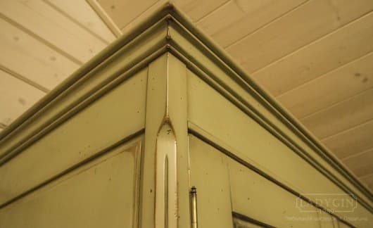 Карниз белого платяного трехстворчатого шкафа из массива дерева в классическом стиле на цоколе в интерьере фото