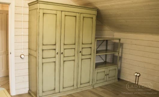 Белый деревянный платяной трехстворчатый шкаф в классическом стиле на цоколе фото