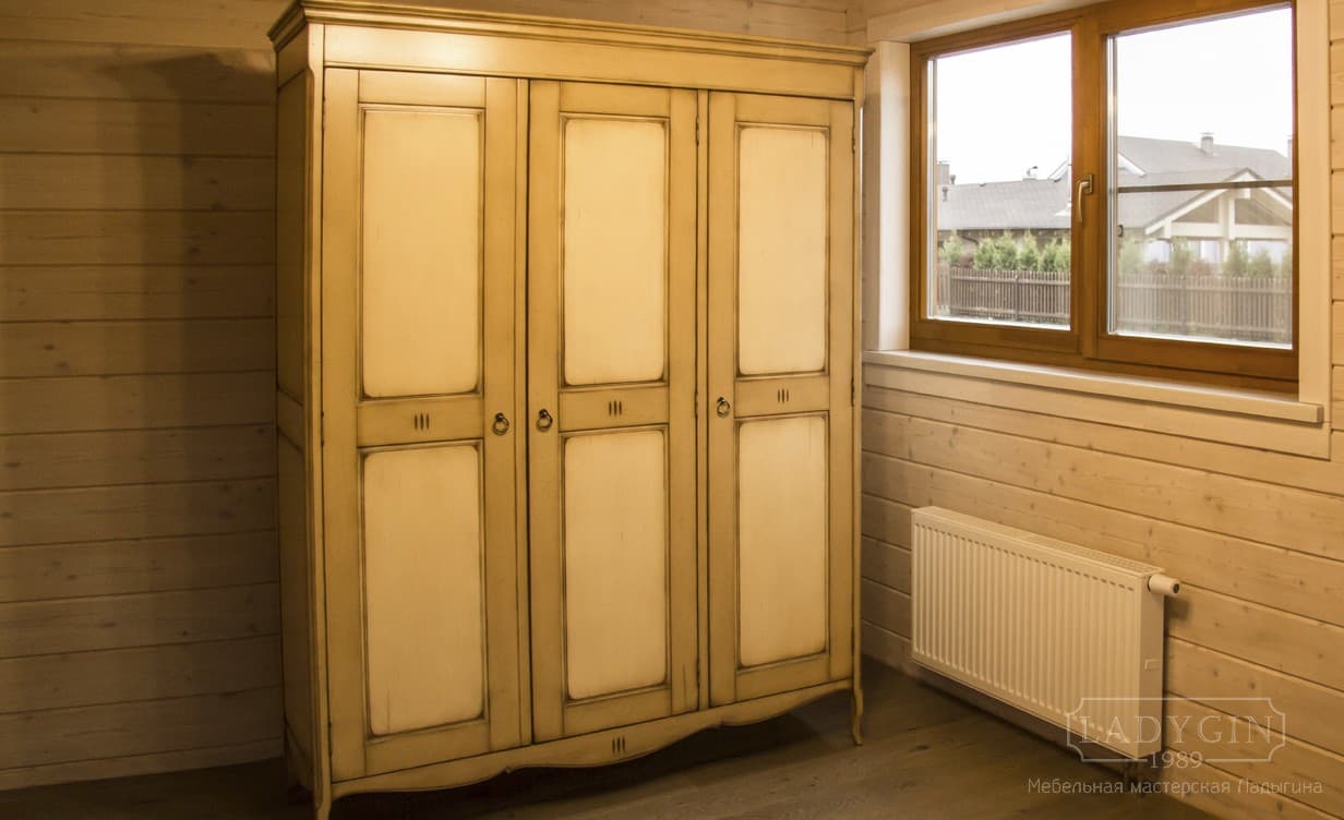 Платяной трехстворчатый деревянный шкаф в стиле прованс на ножках в интерьере фото