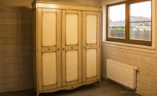 Платяной трехстворчатый деревянный шкаф в стиле прованс на ножках в интерьере фото