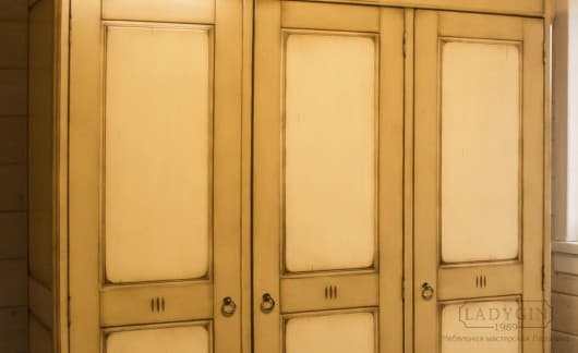 Дверки платяного трехстворчатого шкафа из массива дерева в стиле прованс на ножках фото