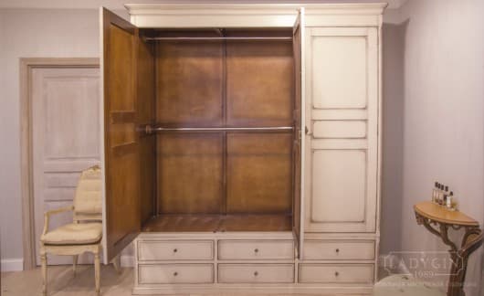 Вешало для одежды белого трехстворчатого шкафа из массива дерева в классическом французском стиле с 6 ящиками в интерьере фото