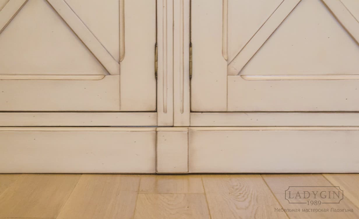 Цоколь белого встроенного трехсекционного шкафа в стиле прованс с зеркальными дверками фото